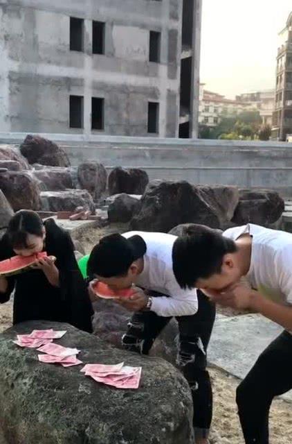 男子爬树吃瓜视频,这瓜吃得也太有创意了！