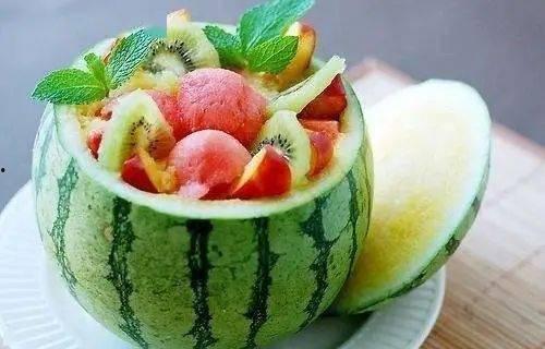 清凉一夏亲子吃瓜,亲子共享欢乐吃瓜时光