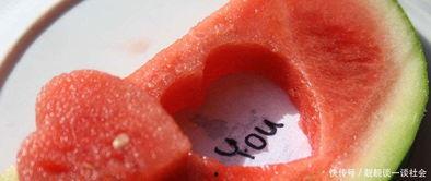 王阿姨吃瓜,瓜香四溢的悠闲时光